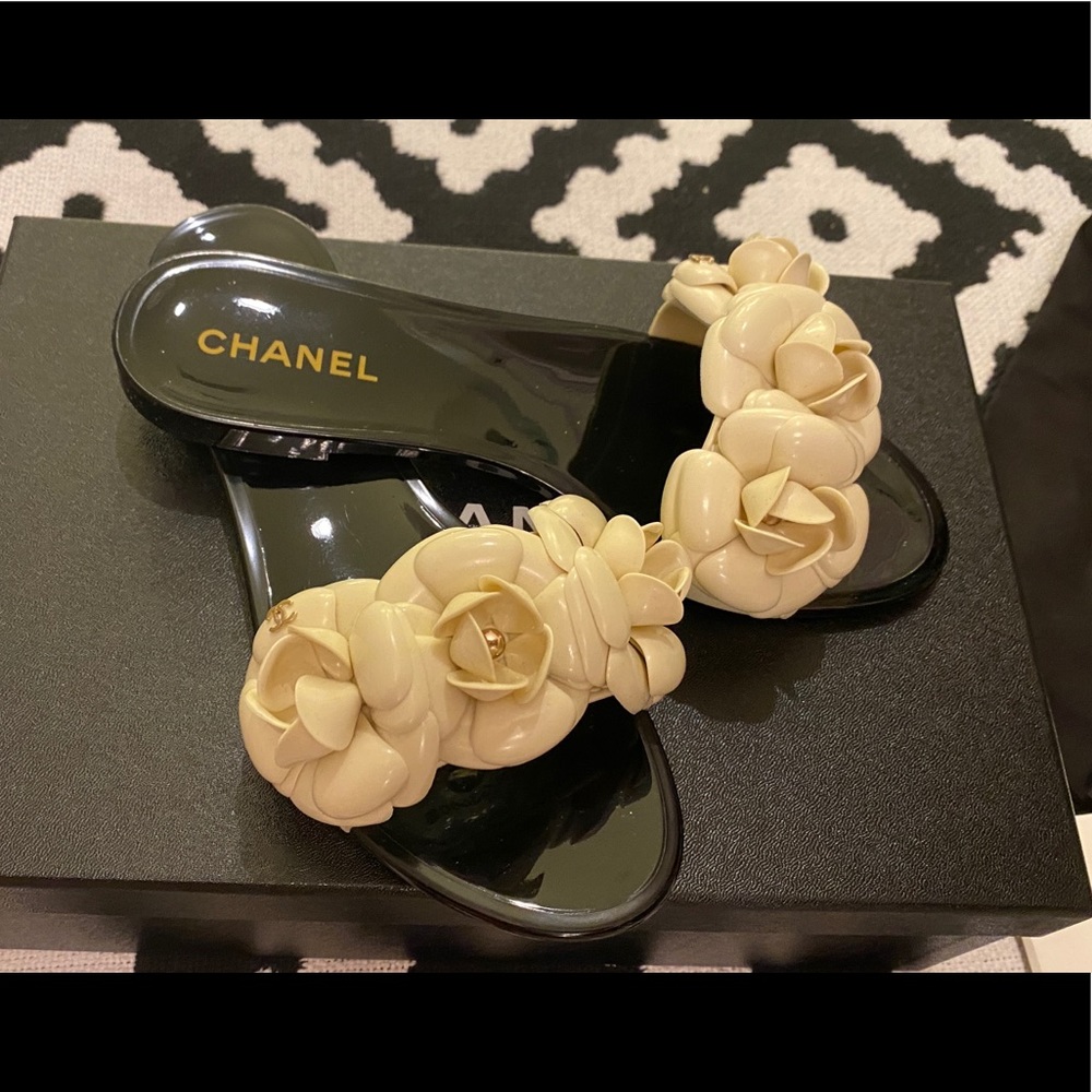 Chanel jelly shoes sandals Camilla flowers beige